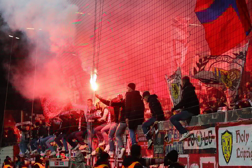 Es lodert im Gästeblock: RB-Fans bei Union Berlin.