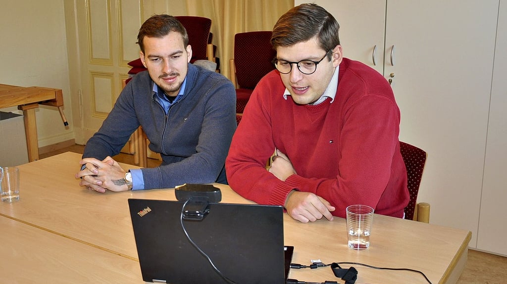 Aus Kommilitonen sind Geschäftspartner geworden. Benjamin Schuler, Sohn von Bismarks Pfarrer Martin Schuler, startete im heimischen Kinderzimmer ein Business. Gemeinsam mit André Martin, hier bei einem Video-Call im Bismarker Pfarrhaus, gründete er das Unternehmen S&M Media Group.