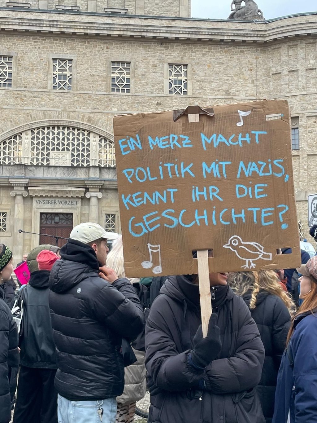 Bei einer Demonstration gegen die AfD in Halle kamen am Samstag rund 8.000 Menschen.