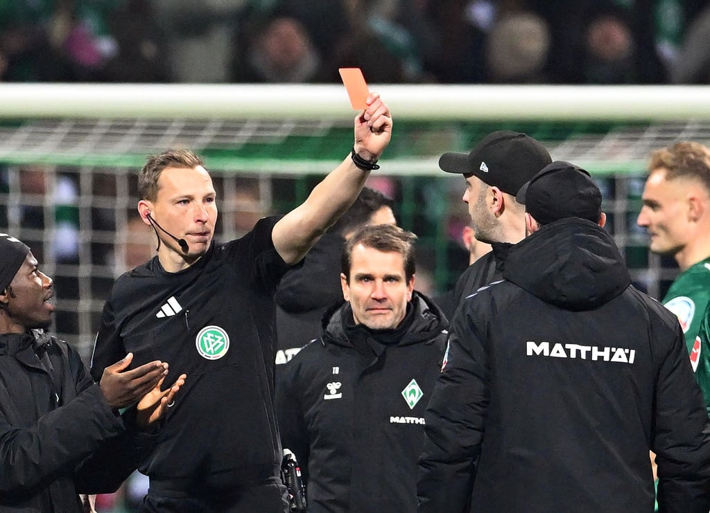 Schiedsrichter Martin Petersen zeigt Werder-Trainer Ole Werner die Rote Karte.