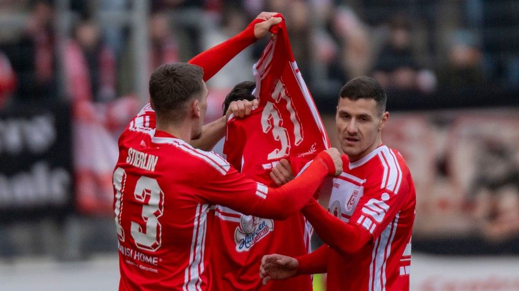 Jubel für Luka Vujanic: Torschütze Niclas Stierlin und Co. zeigten das Trikot des Kollegen nach dem 1:0.