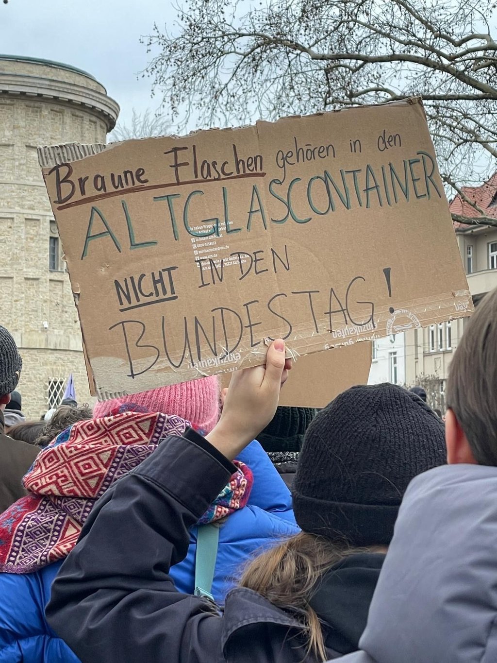 Rund 8.000 Menschen folgten dem Aufruf des Bündnis "Halle gegen rechts" und demonstrierten am Samstag am Landesmuseum für Vorgeschichte gegen die AfD.
