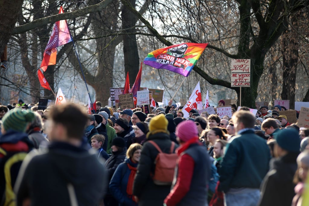 Tausende demonstrieren in Göttingen gegen einen Aufmarsch der sogenannten Querdenker-Szene.