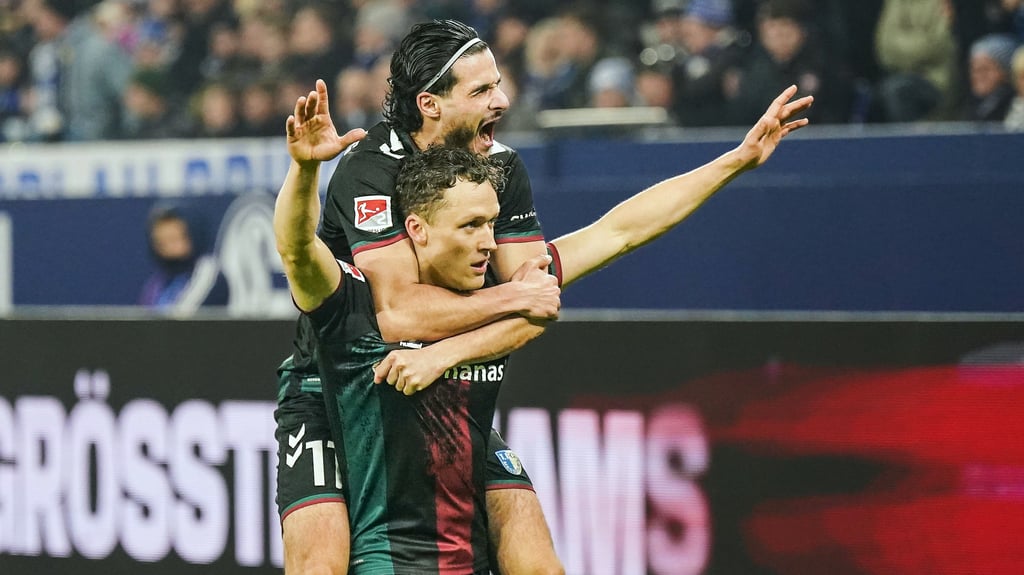 Der 1. FC Magdeburg setzt seinen Auswärtsrekord fort. Gegen Schalke 04 gewinnt man zum dritten Mal in Folge 5:2 auswärts.