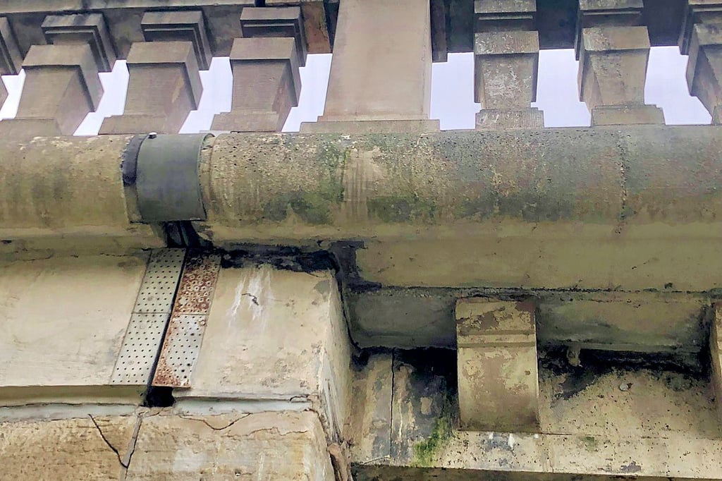 Im Übergang von alten und neuen Brückenbauteilen befinden sich solche schadhaften Stellen mit Rissen und verrosteten Blechen.