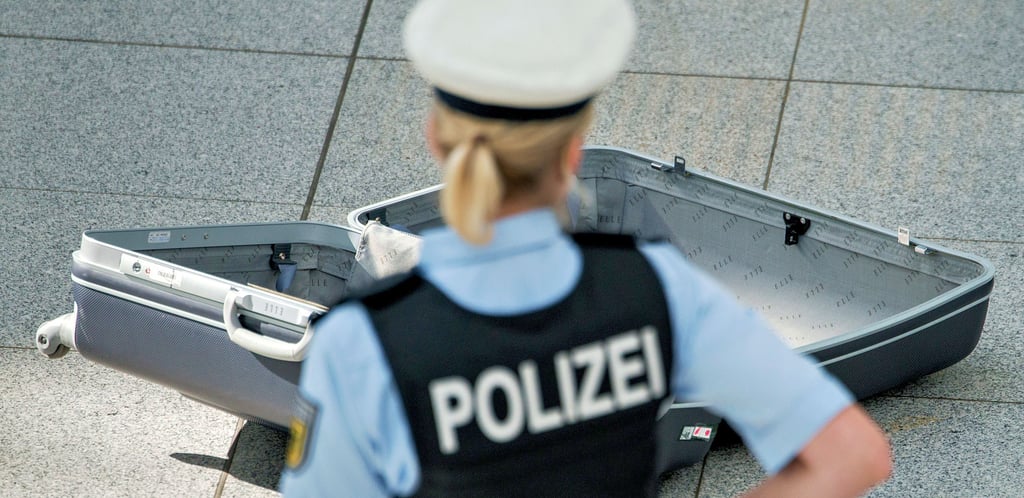 Herrenlose Koffer sind auf Bahnhöfen wie auch auf Flughäfen ein zunehmendes Problem. Dieser hier war seltsamerweise leer, und meist sind die Inhalte am Ende auch harmlos. Doch bevor das  – oft mit viel  Aufwand –  geklärt ist, gilt jedes zurückgelassene Gepäckstück de facto erst mal als Sicherheitsrisiko.