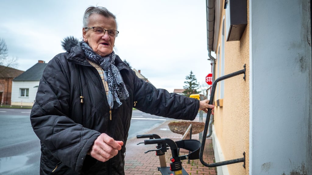 Für Regina Wiedner ist es nicht einfach, in das Ladeburger Gemeindehaus zu kommen. Ohne den Haltegriff ginge es überhaupt nicht..
