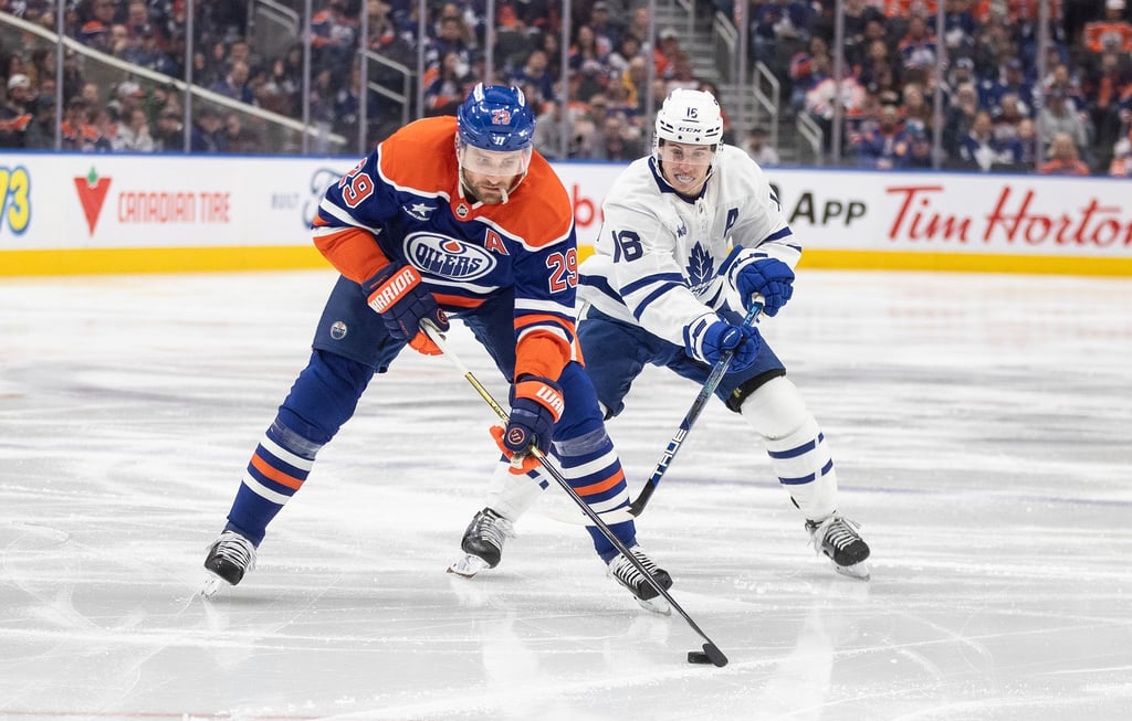 Leon Draisaitl (links) erzielte gegen die Toronto Maple Leafs den vermeintlichen Ausgleich zum 4:4.