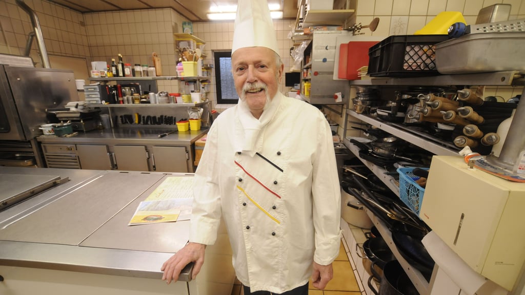 Der Reinsdorfer Erich Klukas ist trotz seines Alters von 72 Jahren nach wie vor beruflich am Herd aktiv. Foto: Andreas Löffler