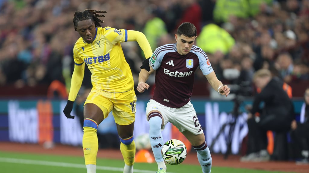 Eberechi Eze (l.) bedrängt Kosta Nedeljkovic.