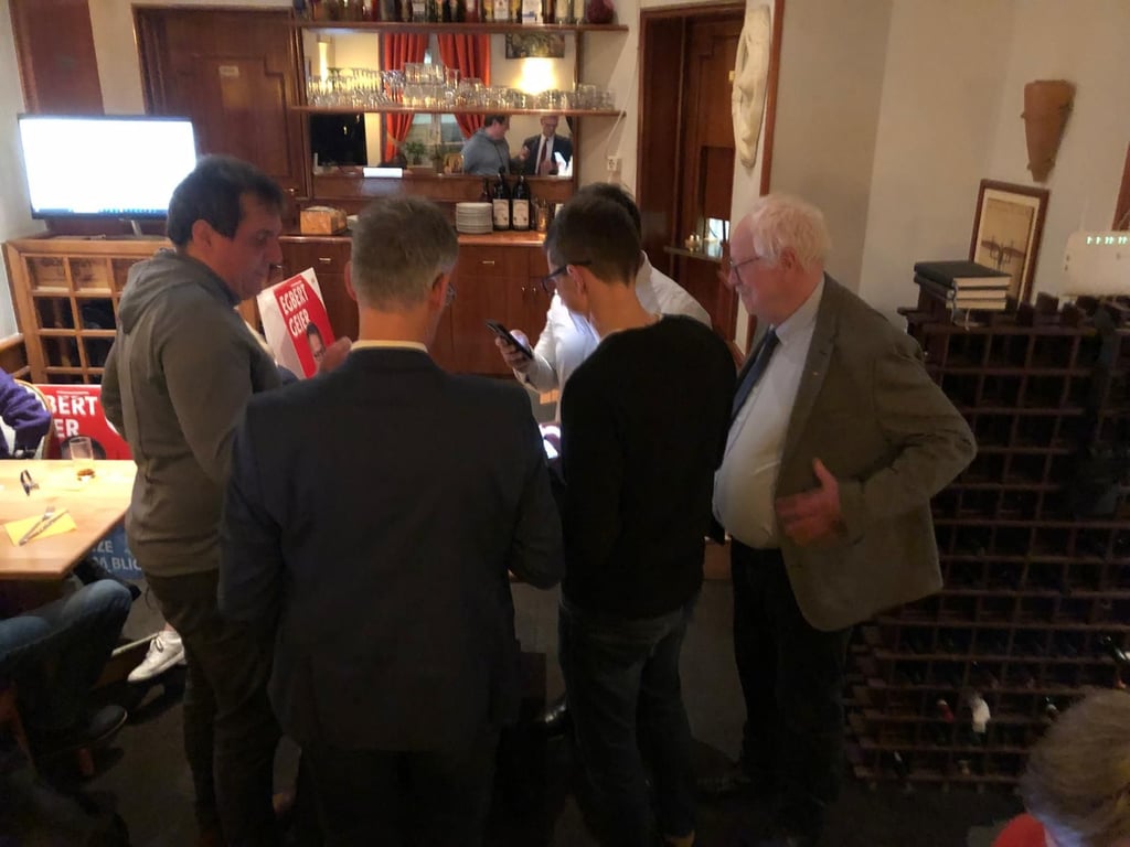 Die SPD-Führung schaut sich die aktuellen Wahlergebnisse an.