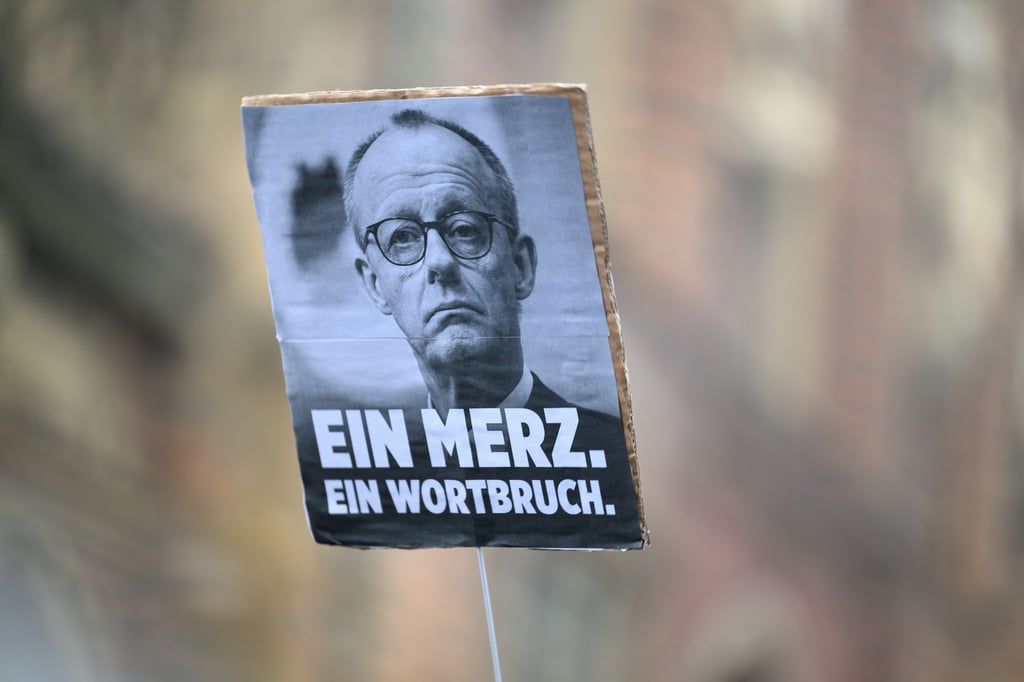 Neben friedlichen Protesten gab es nach der gemeinsamen Abstimmung von CDU und AfD auch Übergriffe auf Parteibüros. (Symbolbild)