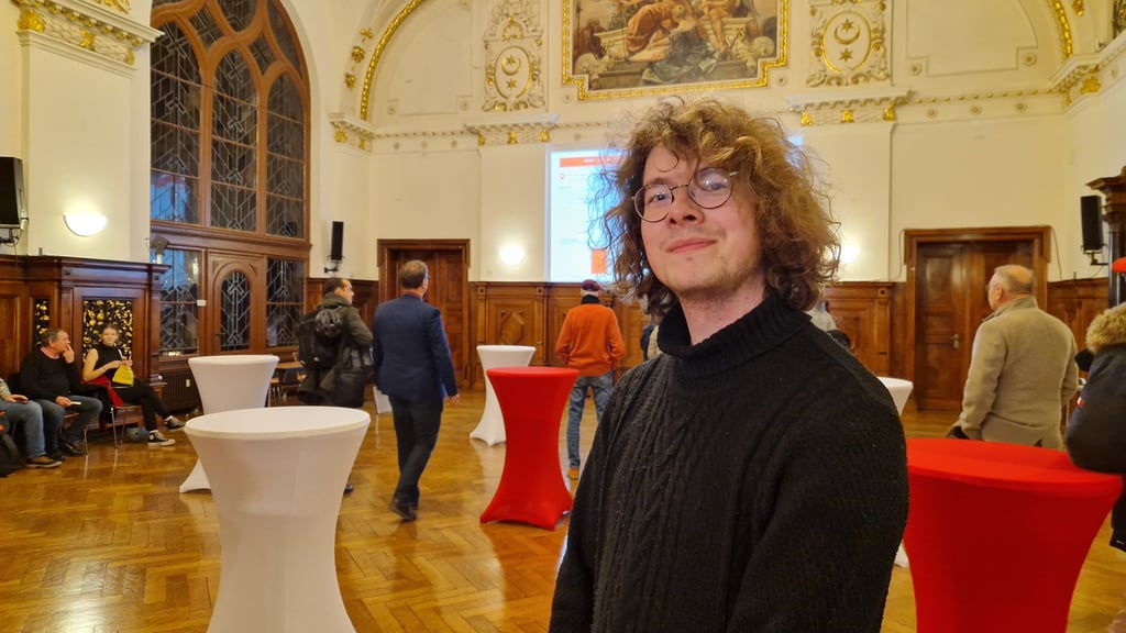 Der erste Kandidat ist im Stadthaus eingetroffen. Wolfgang Hoppe wird hier auf die ersten Ergebnisse warten.