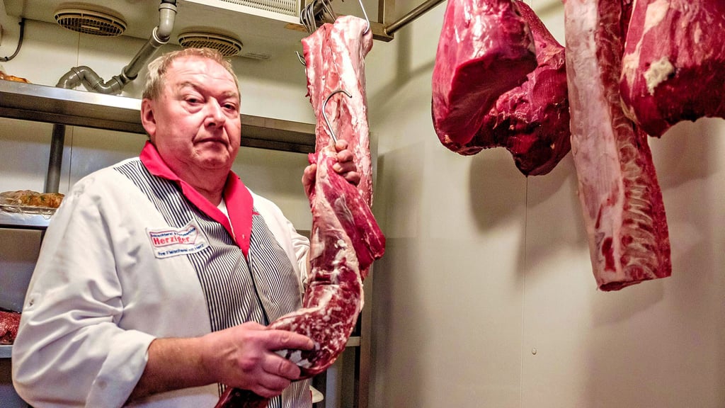 Matthias Herziger im Kühlhaus der Fleischerei Herziger in Gräfenhainichen.