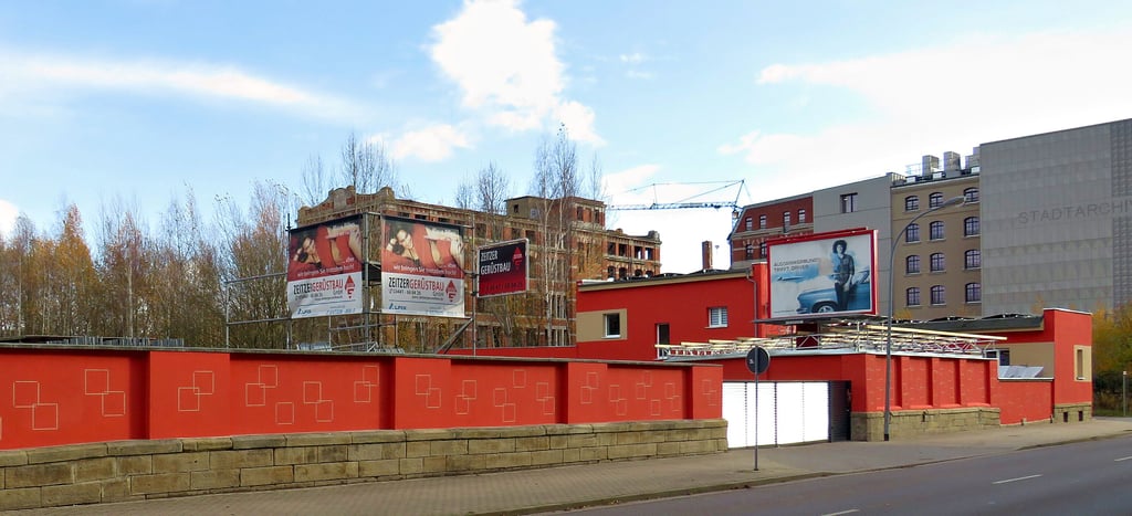 Badstubenvorstadt im Wandel: Farbenfroh präsentiert sich die Zeitzer Gerüstbau GmbH, wo früher die Zeitzer Gasanstalt war.