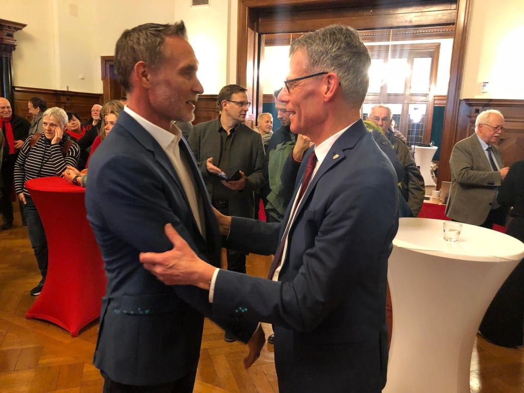 Der unterlegene Andreas Wels (Hauptsache Halle) gratuliert Egbert Geier (SPD)