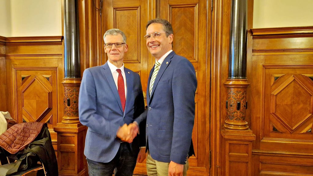 Bürgermeister Egbert Geier (SPD) und Herausforderer Alexander Vogt (parteilos) gaben sich am Wahlabend im Stadthaus die Hand. Jemand anderes verweigerte Vogt den Handschlag.