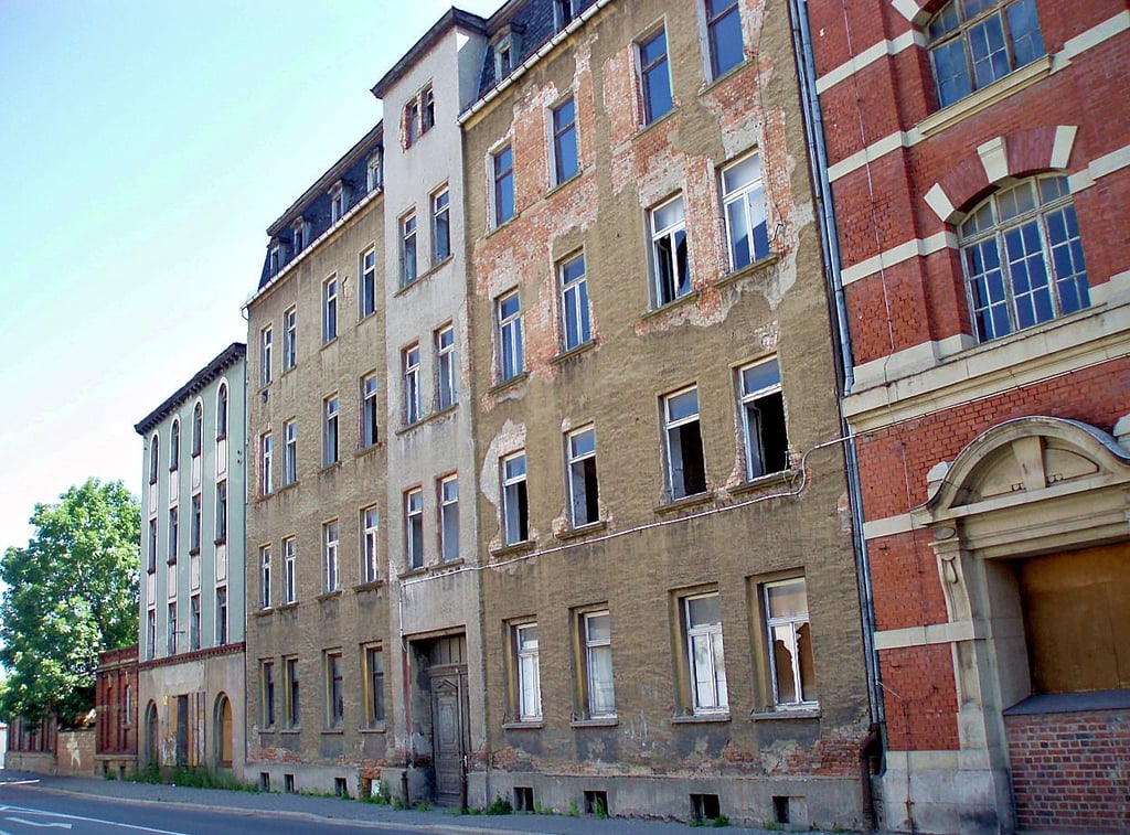2007entstand das Foto, das die leerstehenden und im Verfall begriffenen Wohn- und Geschäftshäuser neben ehemals Zekiwa zeigt.