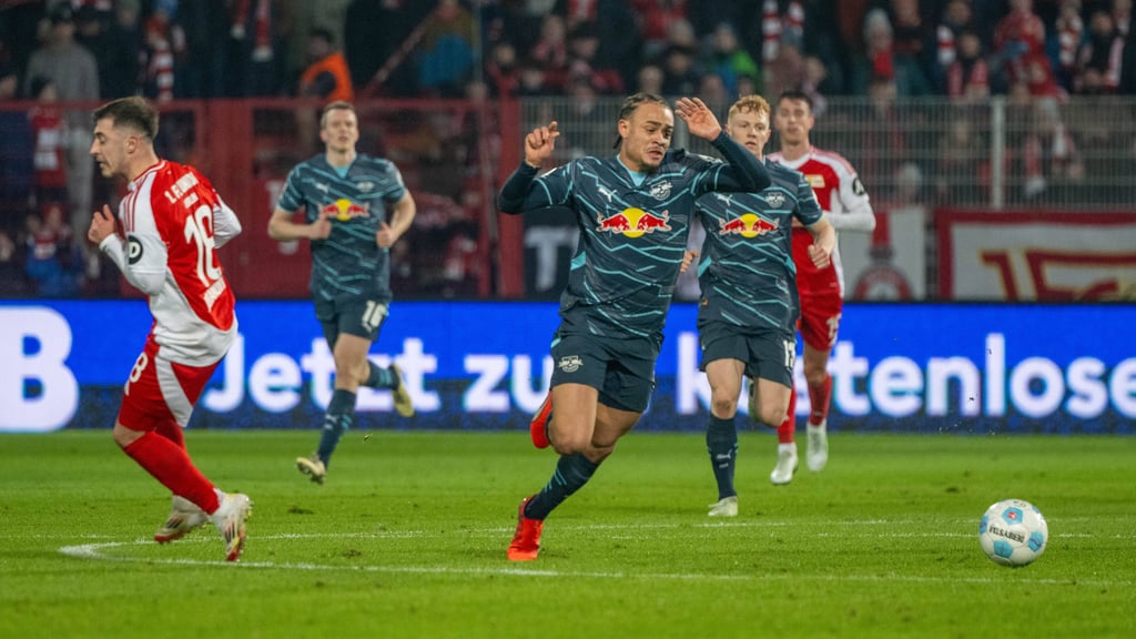 Gleich geht er zu Biden: Xavi Simons.