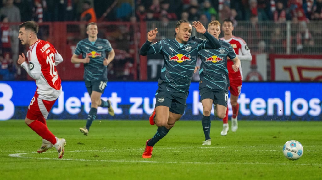 Gleich geht er zu Biden: Xavi Simons.