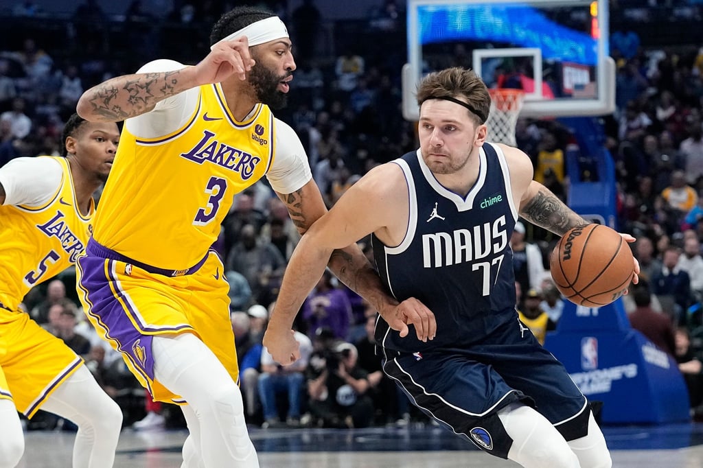 Anthony Davis (links) von den Los Angeles Lakers und Luka Dončić von den Dallas Mavericks tauschen wohl die Teams.
