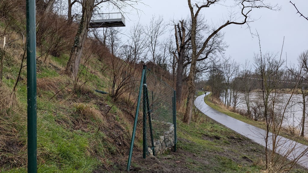 Am Dienstag war der Kurpark entlang des Saalehangs noch nicht komplett eingezäunt, auch die Drehtore auf dem Radweg waren noch vorhanden.