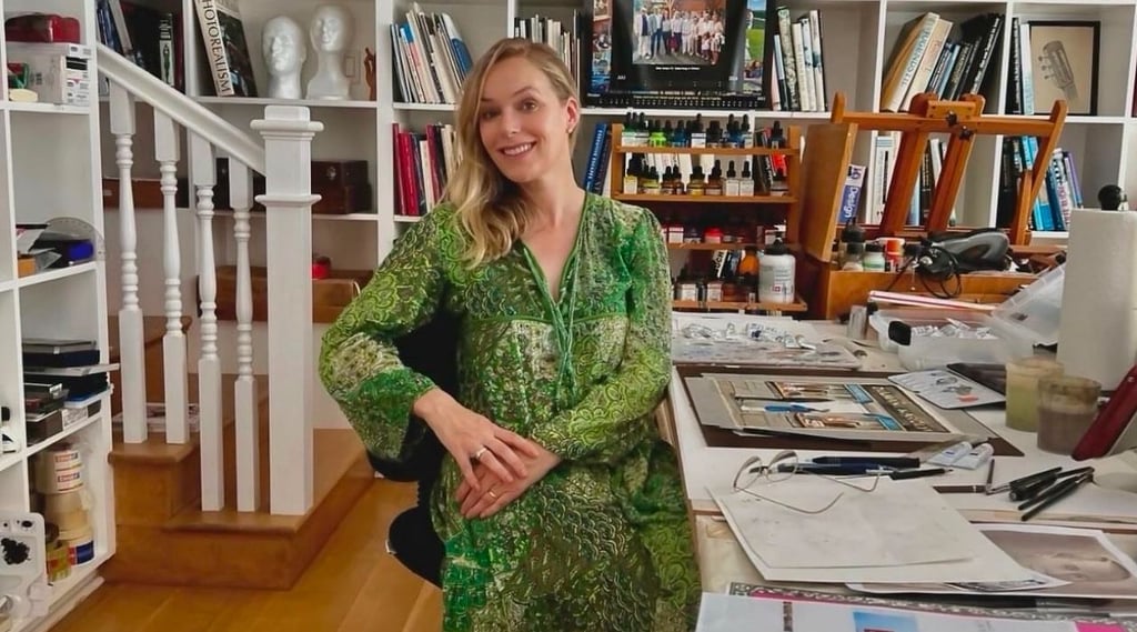 Künstlerin Stephanie Lunkewitz in ihrem Atelier in LA - inzwischen ist das Haus komplett verbrannt.