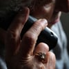 Eine 84 Jahre alte Seniorin ist im Seegebiet Mansfelder Land auf einen falschen Polizisten hereingefallen.