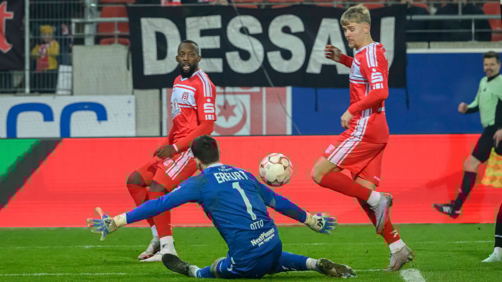 Robin Friedrich (r.) scheitert frei an RWE-Keeper Lorenz Otto.