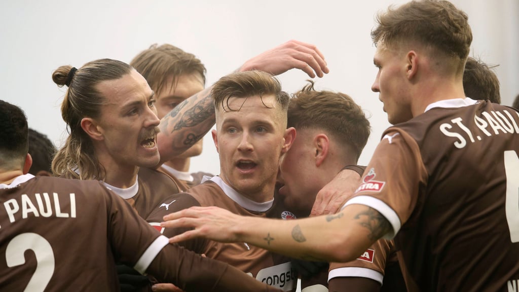 St. Paulis Spieler jubeln mit dem 1:0-Tprschützen gegen Augsburg Philipp Treu (verdeckt)