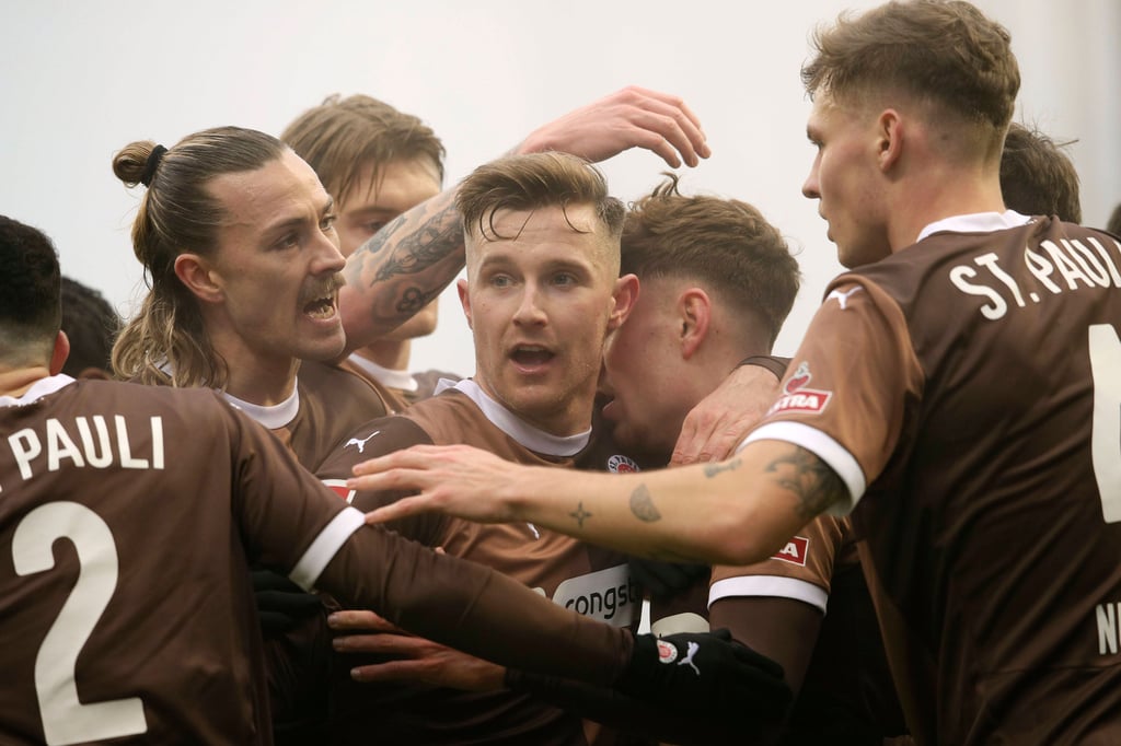 St. Paulis Spieler jubeln mit dem 1:0-Tprschützen gegen Augsburg Philipp Treu (verdeckt)