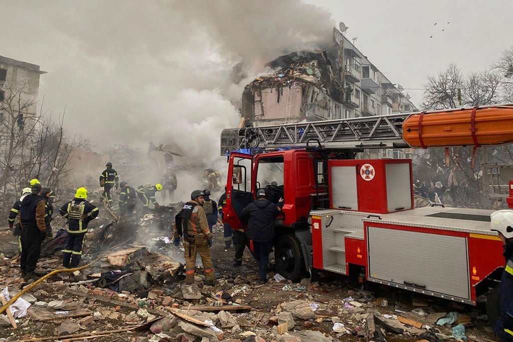 In der Stadt Poltawa in der Zentralukraine sind viele Menschen beim Einschlag einer russischen Rakete in einem Wohnhaus getötet worden.