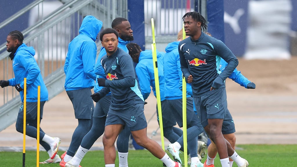 El Chadaille Bisthiabu (r.) und Lois Openda (3.v.l.) im Training von RB Leipzig.