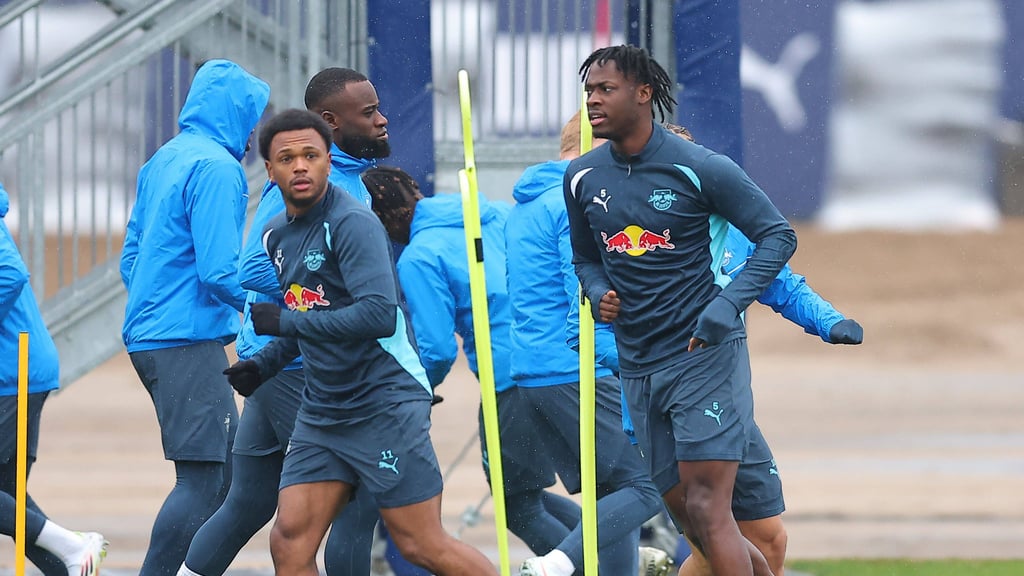 El Chadaille Bisthiabu (r.) und Lois Openda (3.v.l.) im Training von RB Leipzig.