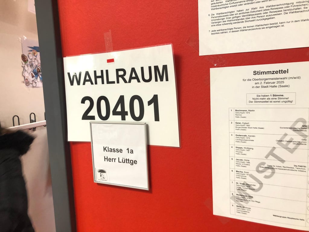 In jedem Wahlraum arbeiten bis zu sieben ehrenamtliche Wahlhelfer.