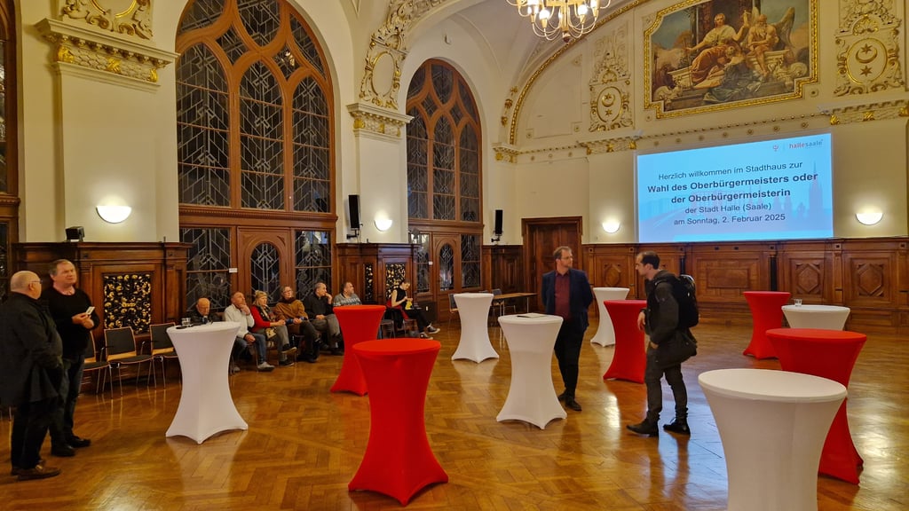 Im Festsaal des Stadthauses werden die Ergebnisse auf einer Leinwand präsentiert.