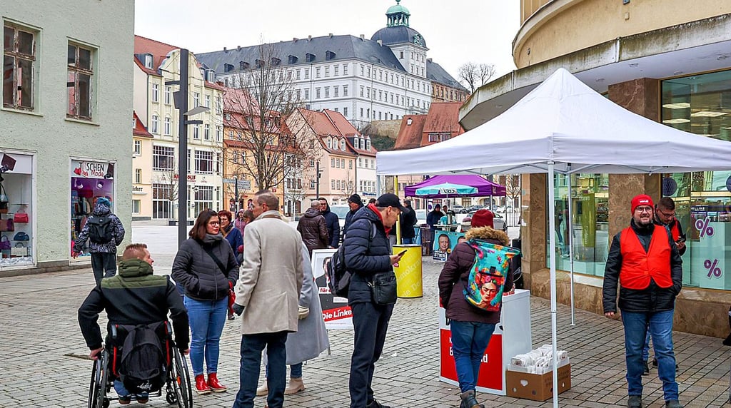 Für den Winterwahlkampf am Samstag in Weißenfels hatten Die Linke, FDP, CDU und Volt Stände am Weißenfelser Marktplatz aufgebaut.
