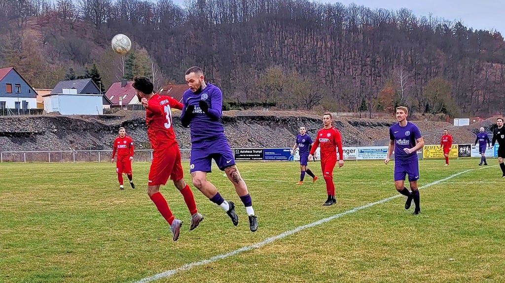SV Eintracht Kreisfeld (lila) lieferte sich gegen die RSK Freyburg ein umkämpftes Fußballspiel.