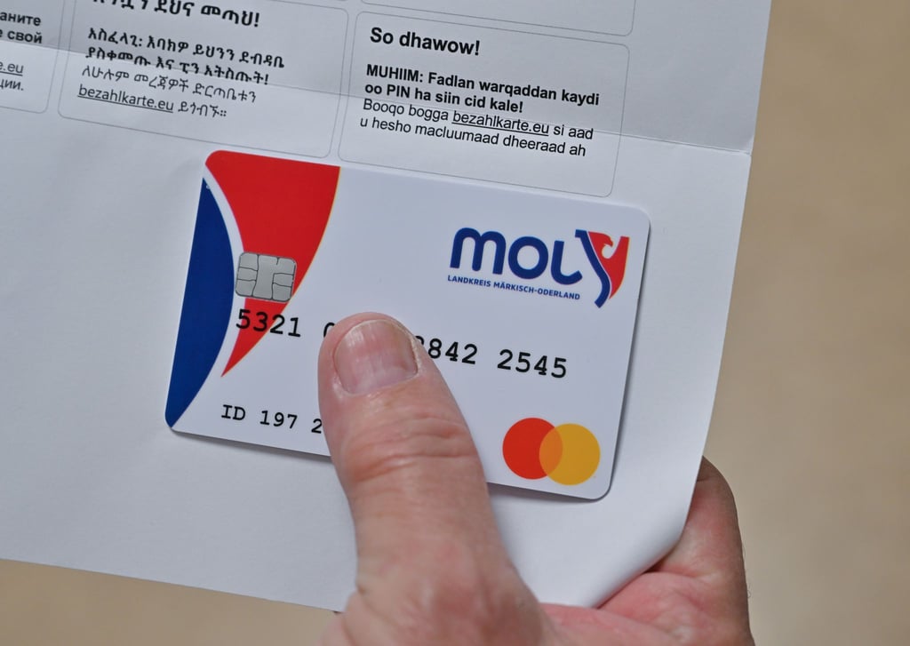 Mit der Bezahlkarte für Asylbewerber wird der monatlich verfügbare Bargeldbetrag für Flüchtlinge auf 50 Euro begrenzt. Initiativen wollen das aber mit Tauschaktionen umgehen. (Archivbild)
