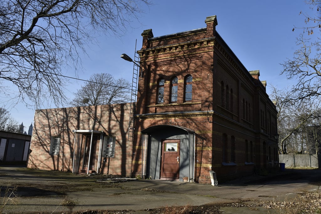 Das Verwaltungsgebäude wurde im Jahr 1880 als Teil eines Munitionslagers errichtet. Es steht unter Denkmalschutz.