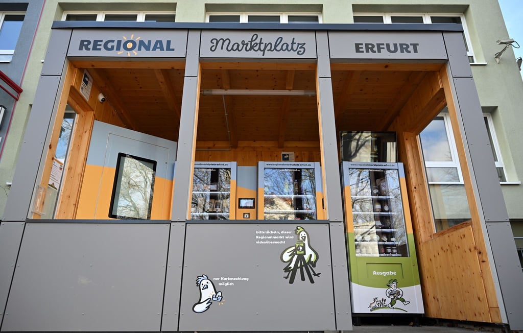 Für Thüringens Direktvermarkter haben Verkaufsautomaten für Lebensmittel an Bedeutung gewonnen. Vor dem Haus der Grünen Verbände in Erfurt stehen gleich mehrere Automaten mit verschiedenen Produkten.