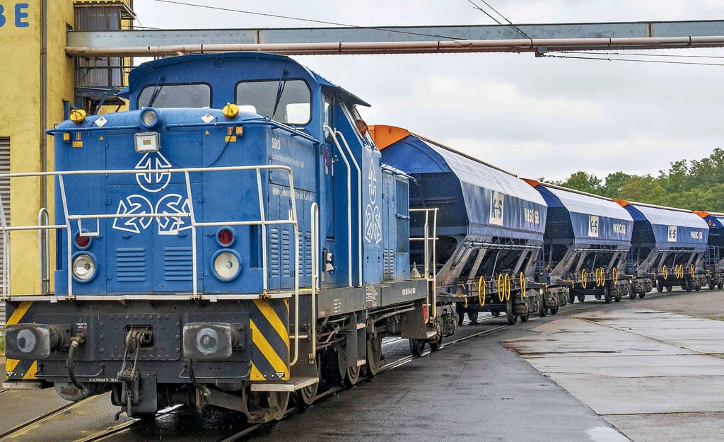 Die Hafenlok V60 ist aktuell das einzige Großgerät im Hafenbetrieb Roßlau. Die sonst typischen Krane, Hebezeuge und Greifer fehlen.