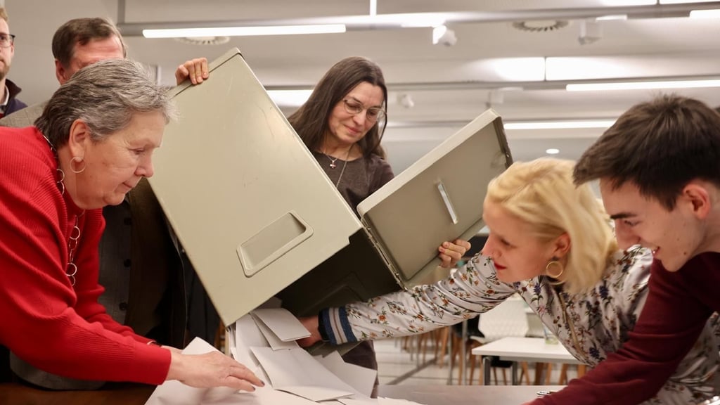 Wahlhelferinnen und Wahlhelfer zählen die Stimmen der OB-Wahl in Halle aus.