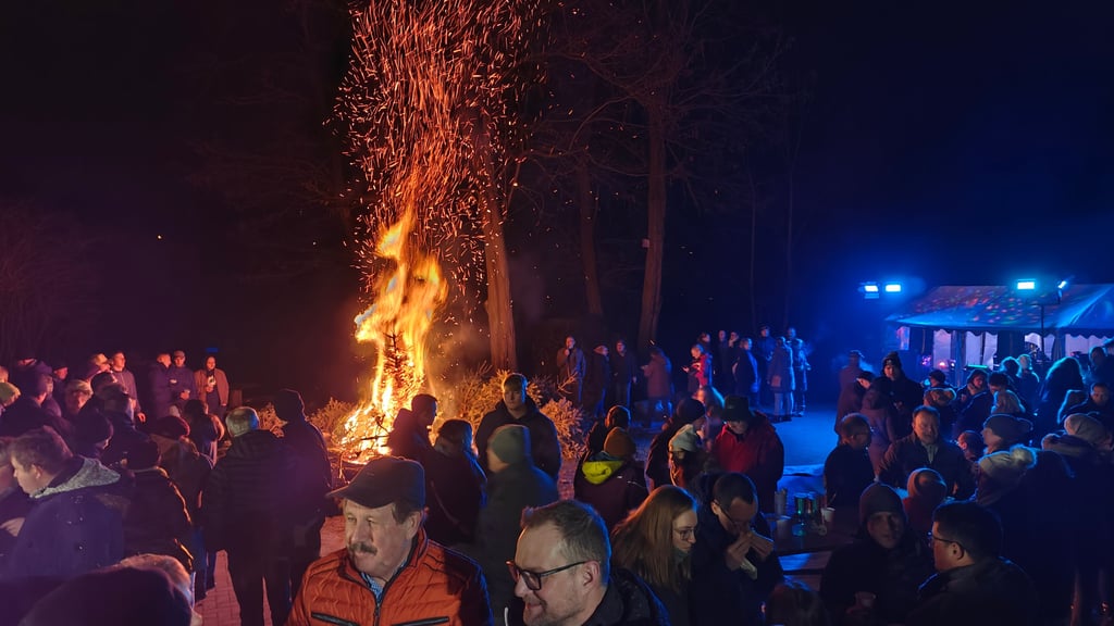Rund 450 Bäume wurden für das feurige Spektakel zusammengetragen.