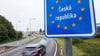 Ein Schild "Tschechische Republik" steht am deutsch-tschechischen Grenzübergang Furth im Wald – Ceska Kubice. (Symbolbild)