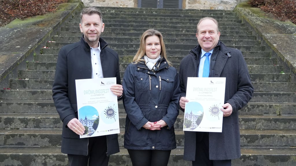 Wolfsburgs Oberbürgermeister, Dennis Weilmann (CDU, links), Juliane Ruttkowski vom Biosphärenreservat Drömling und Gerhard Radeck (CDU), Landrat des Landkreises Helmstedt, geben den offiziellen Startschuss für das diesjährige Drömlingsfest, das am Wolfsburger Schloss stattfindet.