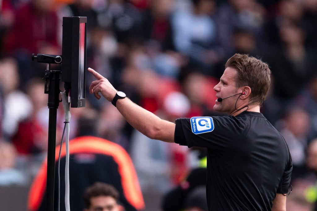 Felix Brych äußert sich zu den Durchsagen der Schiedsrichter im Stadion.