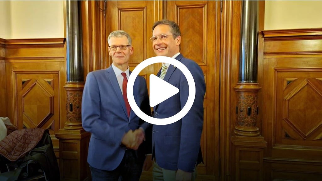 Bürgermeister Egbert Geier (SPD) und Herausforderer Alexander Vogt (parteilos) gaben sich am Wahlabend im Stadthaus die Hand. Jemand anderes verweigerte Vogt den Handschlag.