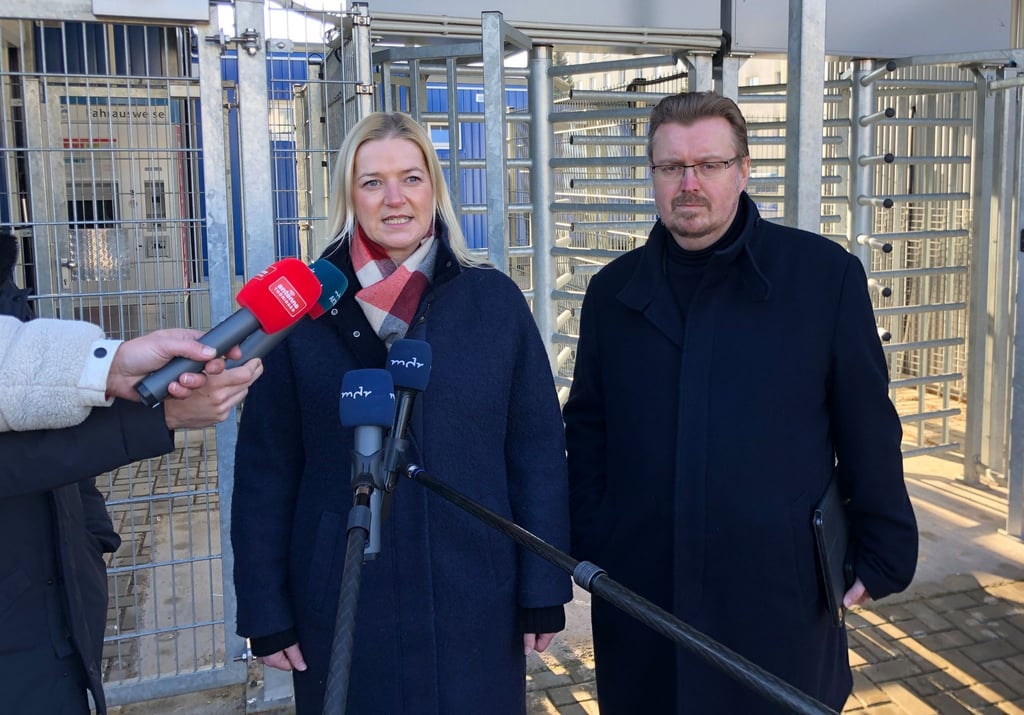 Migrationsministerin Beate Meißner (CDU, l.) will mehrere Standorte für die Erstaufnahme von Flüchtlingen.
