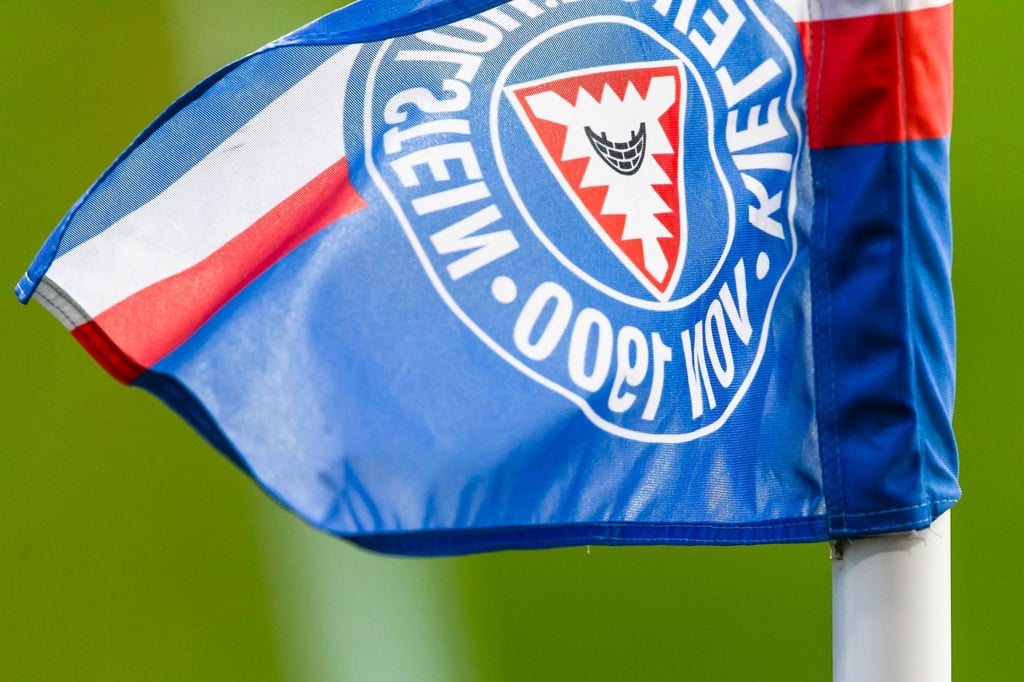 Ein Nachwuchsspieler von Holstein Kiel soll in Rostock rassistisch beleidigt worden sein.